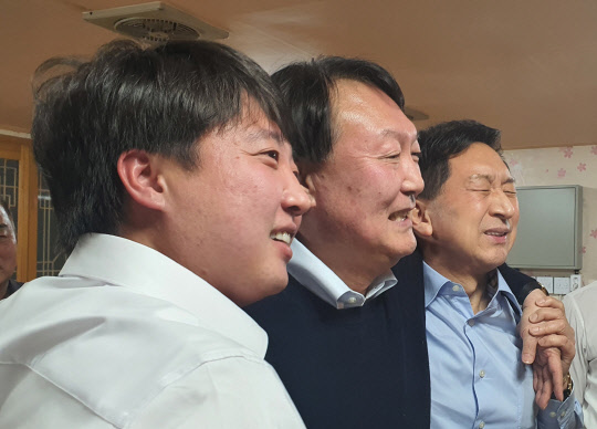 국민의힘 윤석열(가운데) 대선후보와 이준석(왼쪽) 대표, 김기현(오른쪽) 원내대표가 3일 오후 울산시 울주군 한 식당에서 "김종인, 지금 막 총괄선대위원장직 수락"을 발표한 뒤 어깨동무하고 있다.연합뉴스